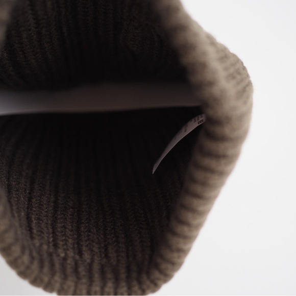 Anya Hindmarch eyes signature logo Uniqlo heattech knit beanie olive - Picture 5 of 8